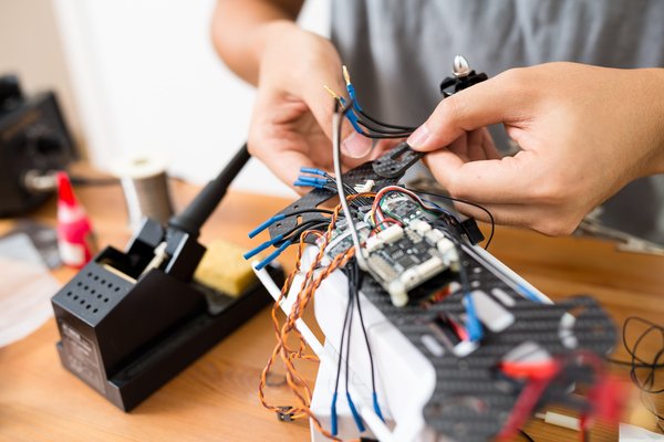 Quelle réglementation s'applique à l'usage des drones par les entreprises pour des livraisons commerciales?